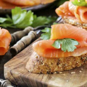 gerookte-zalm-met-snipperui.jpg