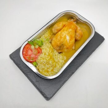 GEBRADEN PIEPKUIKEN MET RIJST  EN CHINESE CURRYSAUS